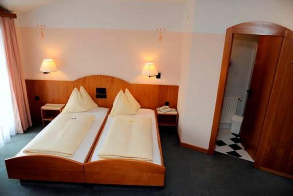 Hotel Edlingerwirt - Sauna & Golfsimulator Inklusive シュピッタール・アン・デア・ドラウ エクステリア 写真